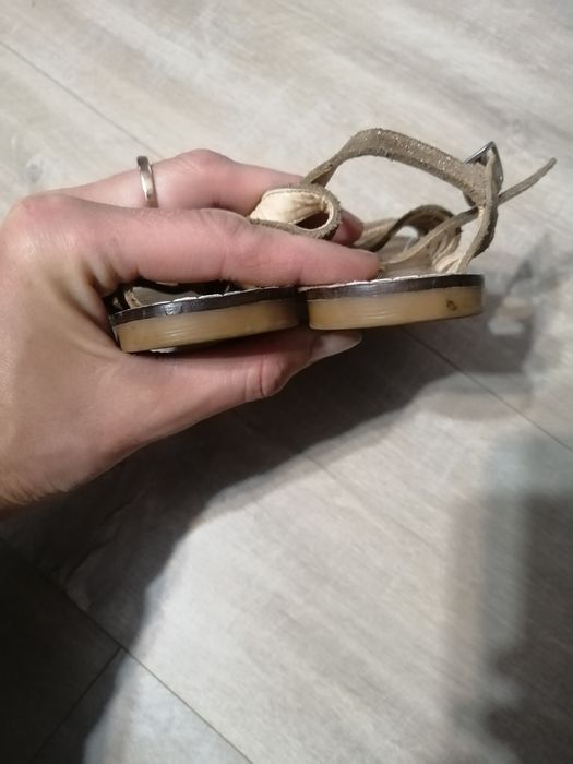 Босоніжки, сандалі