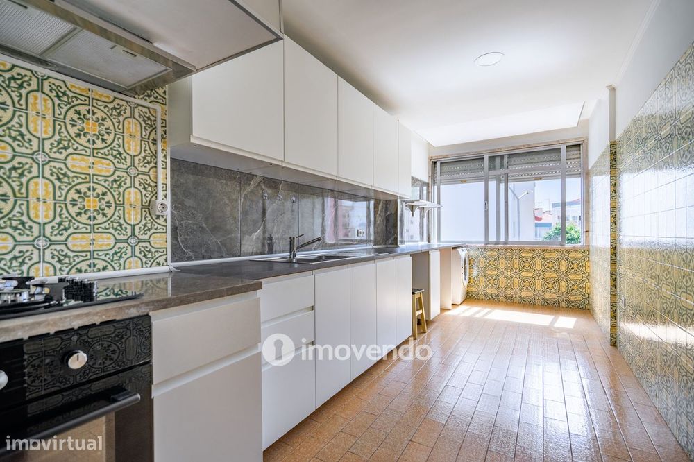 Apartamento T2, com boa luz natural, em Odivelas
