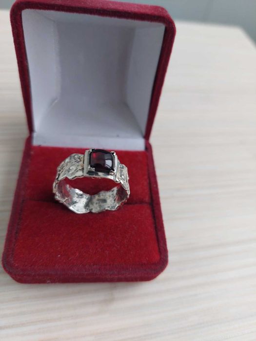серебряное ,мужское,  грубое брутальное кольцо с натуральным гранатом
