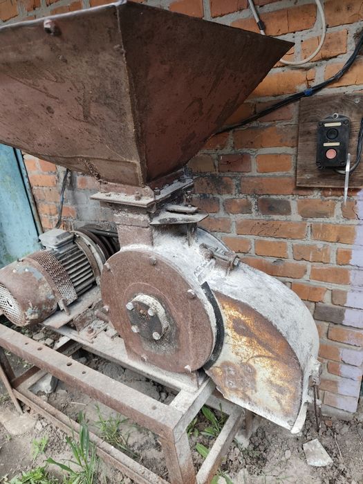 Млин для зерна та кукурудзи