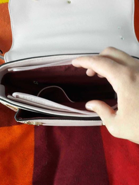 torebka różowa z ozdobną klamrą
