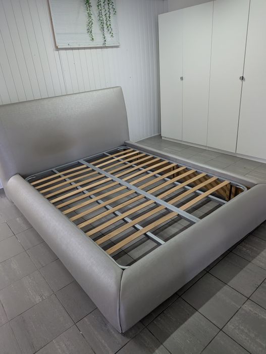 Cama feita à medida + estrado incluído