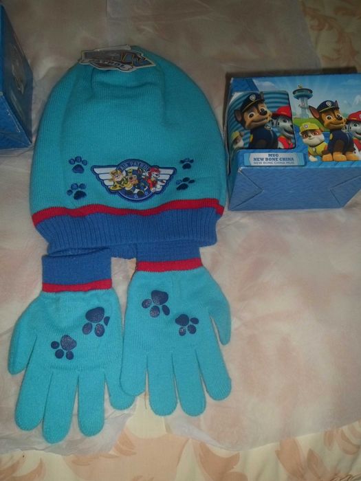 gorro + luvas + caneca  iguais para gémeos novos com etiqueta