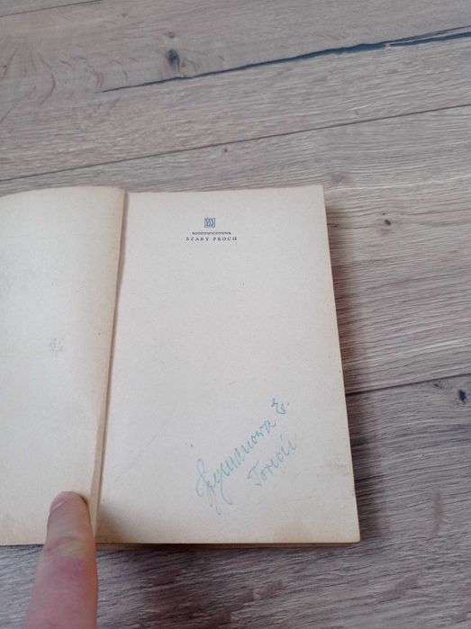 proch” autorstwa Marii Rodziewiczówny.