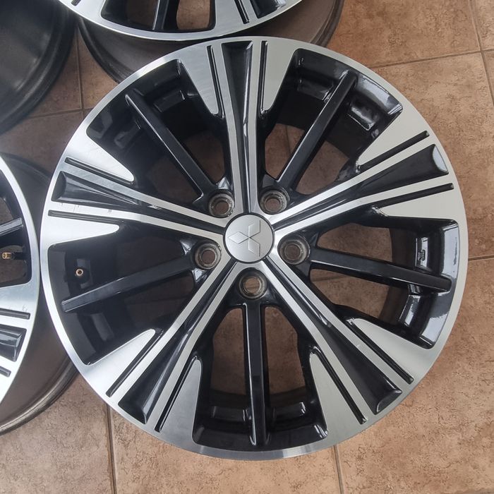Диски Mitsubishi R18 5x114.3 7j ET38 ЦО67.1 оригінал
Ціна за 4 дис
