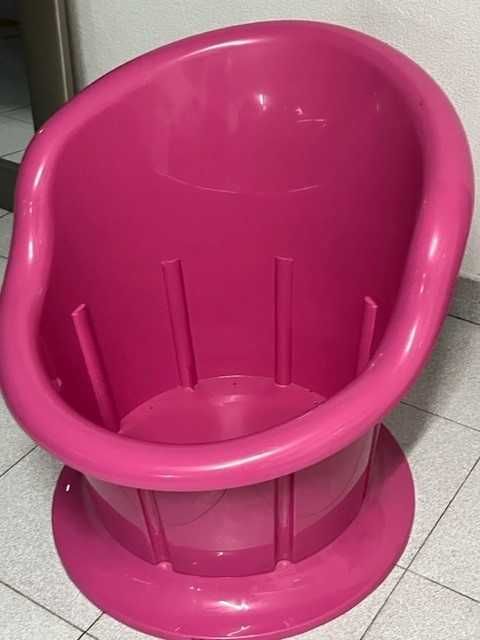Cadeirão Rosa com compartimento arrumos quarto infantil