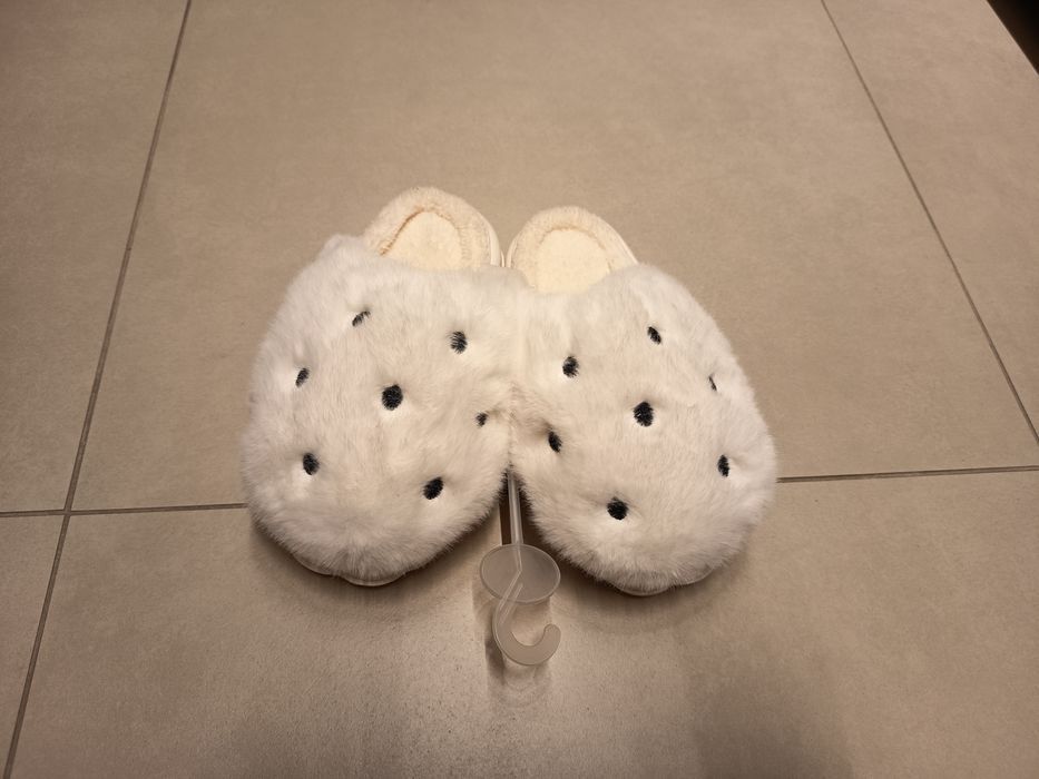 Nowe jasne kapcie buty futrzane