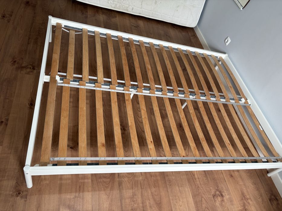 Cama de casal Ikea com estrado e colchão