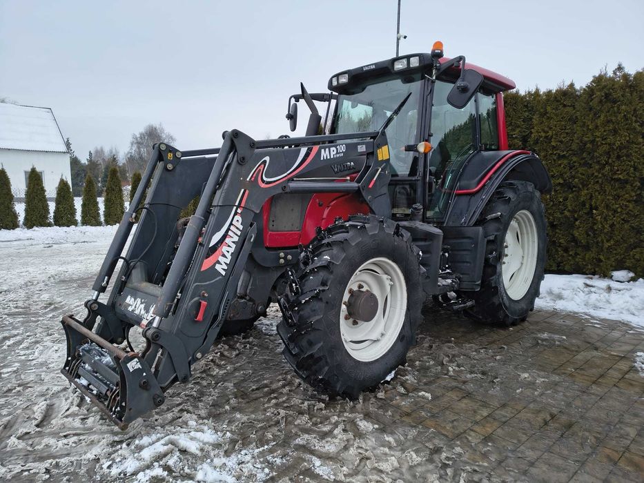 Valtra N101 z tuzem i ladowaczem
