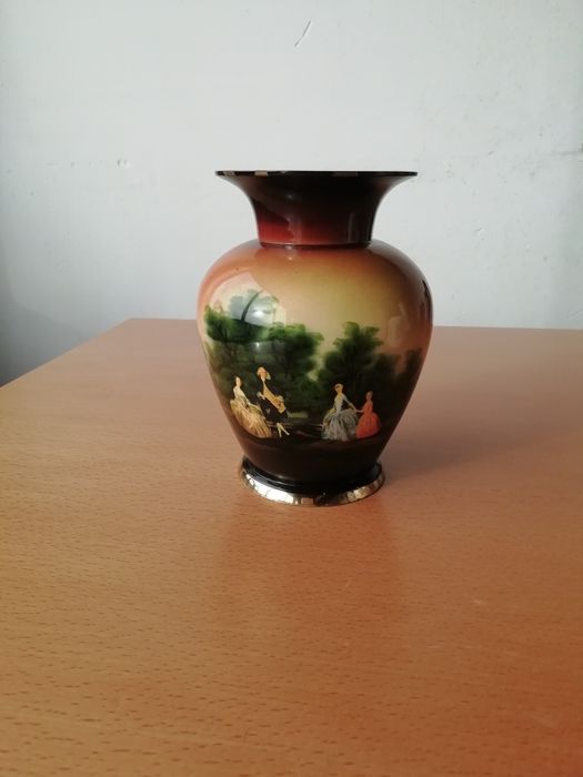 Vaso antigo em metal.