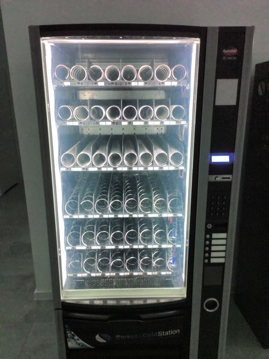 Automat vendingowy przekąski zimne napoje