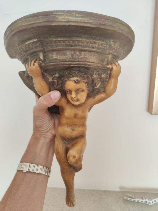 Pedestal de parede com anjo