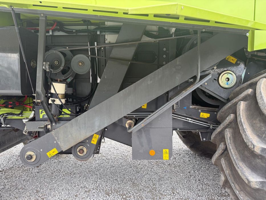 Kombajn zbożowy Claas Avero 240 APS