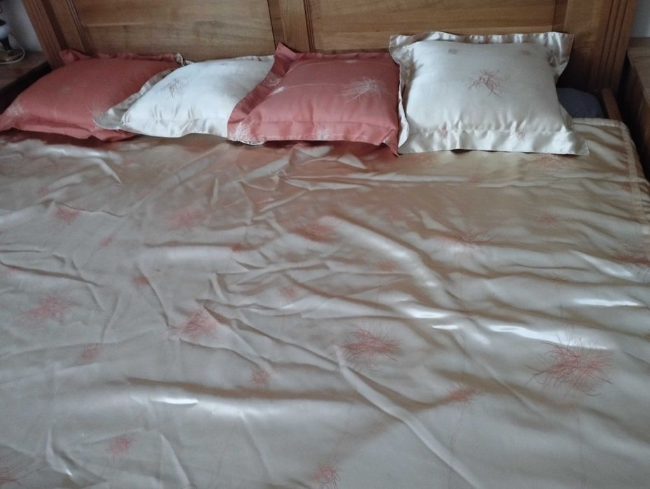 Nakrycie na sypialnię plus cztery poduchy