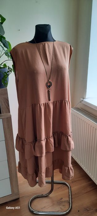 Duża sukienka karmelowa falbany oversize Plus Size
