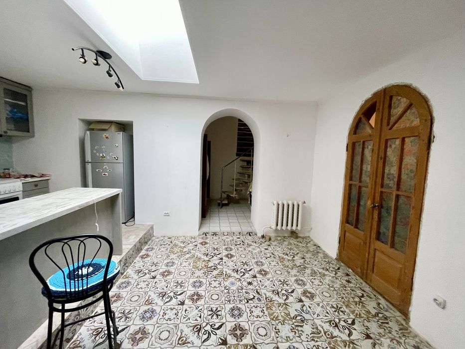 Продам двоповерховий будинок в Центрі!