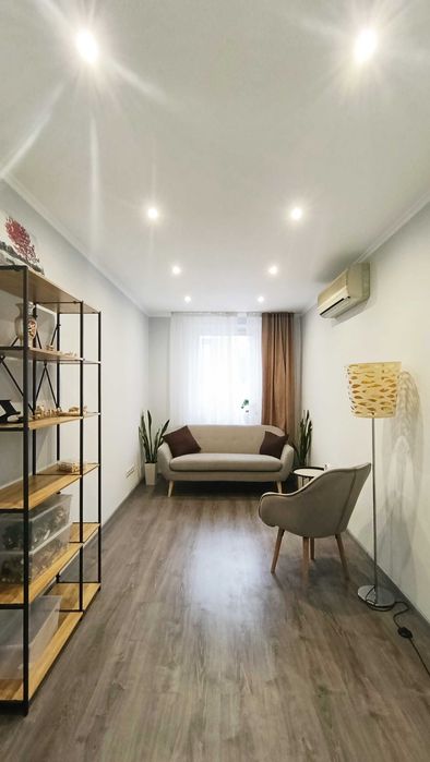 Офіс (3 кабінети). Перший поверх. Світло. Метро Звіринецька 2 хвилини.