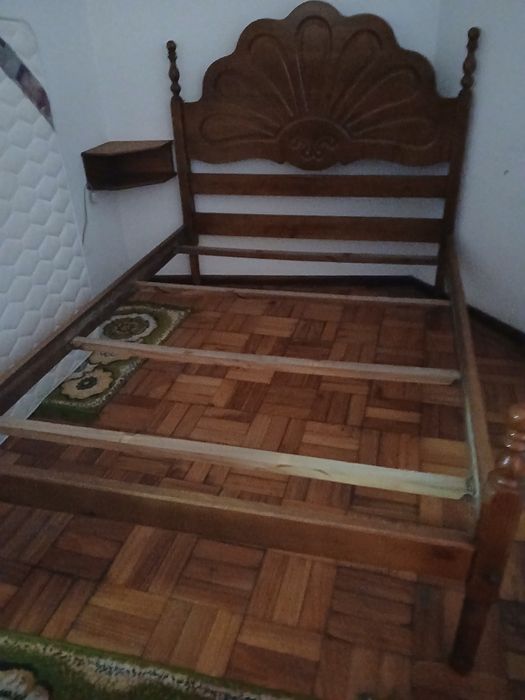 Cama de casal com estrado em ferro e colchao em bom estado