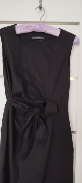 Czarna, taliowana sukienka ESPRIT midi