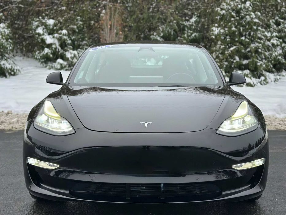 Tesla Model 3 Long Range      2022