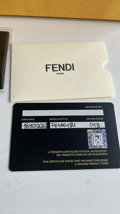 Okulary przeciwsłoneczne Fendi FE40048U 01B