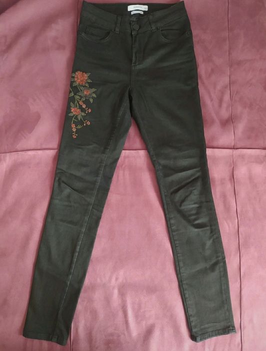 Spodnie Reserved z haftem 34