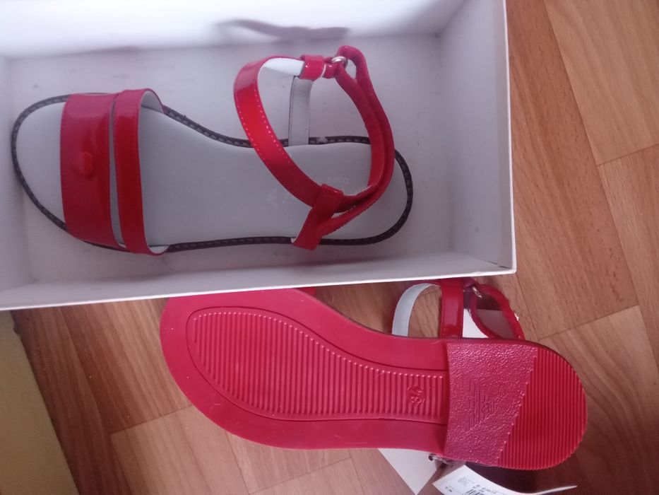 Сандалі для дівчинки нові