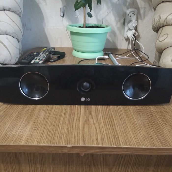Колонки на стійках LG