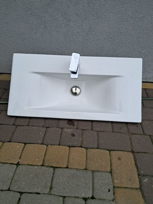 Umywalka  80 cm.