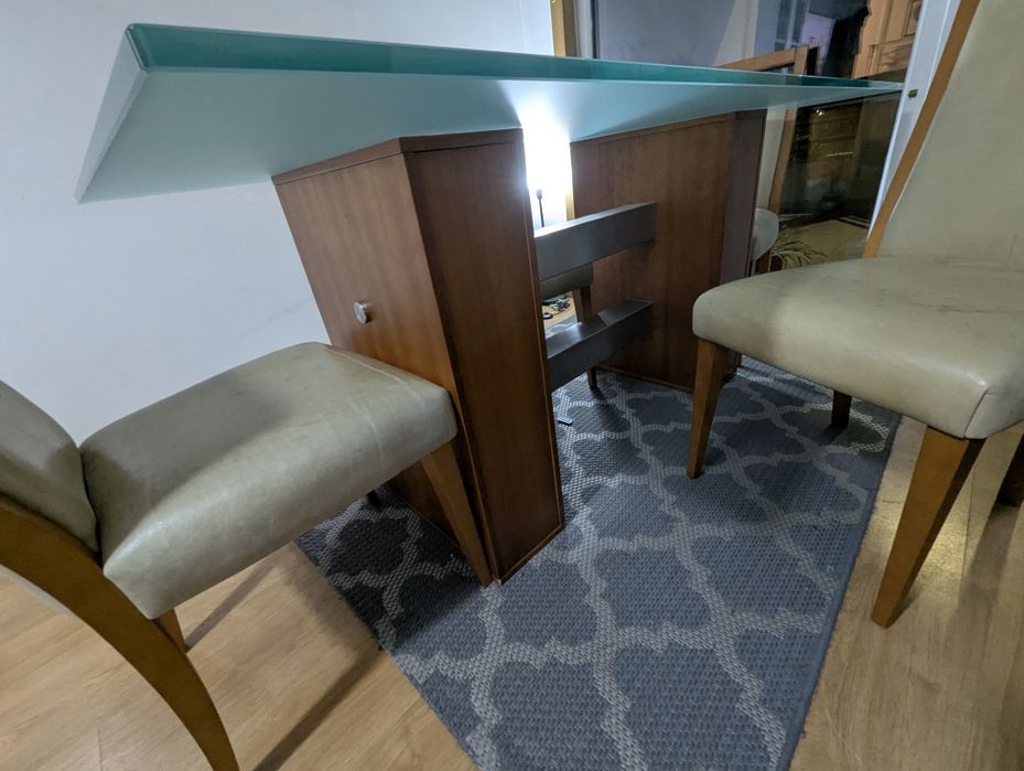 Conjunto de sala de jantar - mesa e 4 cadeiras