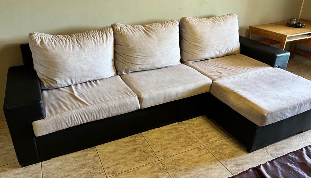 Sofá de 3 lugares + Chaise Long (Pufe) – Excelente Estado