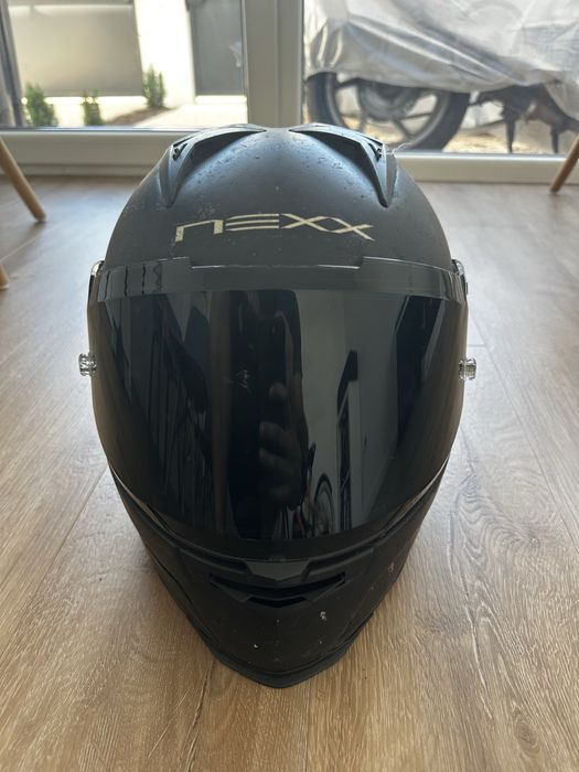 Capacete NEXX de cor preta