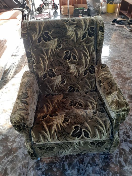 М'ягке та зручне крісло на дачу