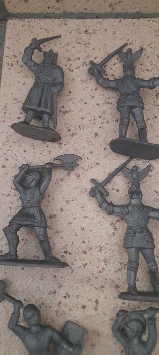 9 bonecos monocromáticos