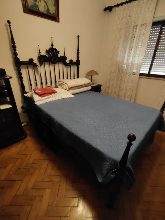 Cama com colchão ergonómico e duas mesas de cabeceira