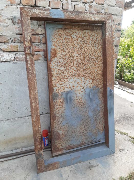 Двері металеві 72х132см