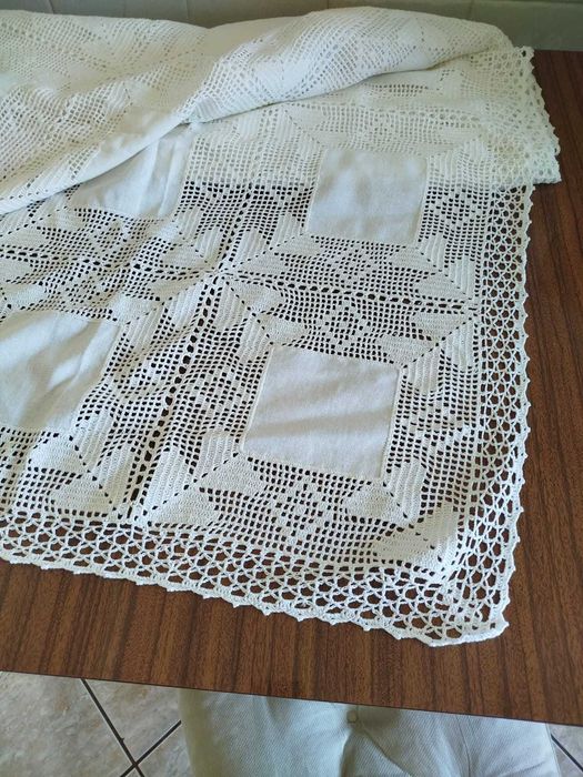 Vende-se toalha em crochet, com aplicações em linho