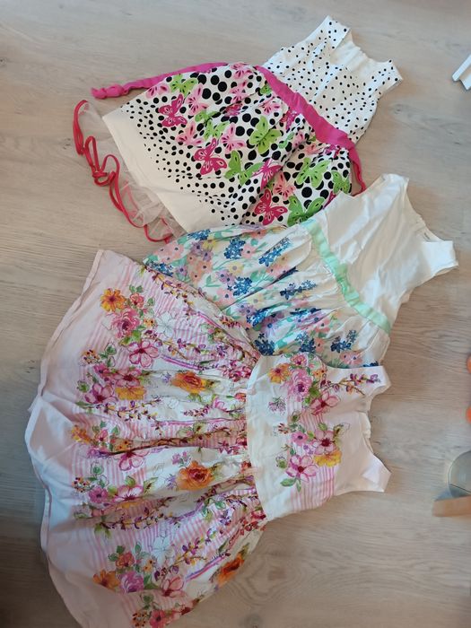 Zestaw 3 kwiecistych sukienek r 104