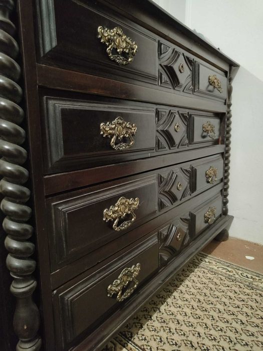 Quarto Completo Antigo em Madeira Maciça — Roupeiro, Cómoda e Cama