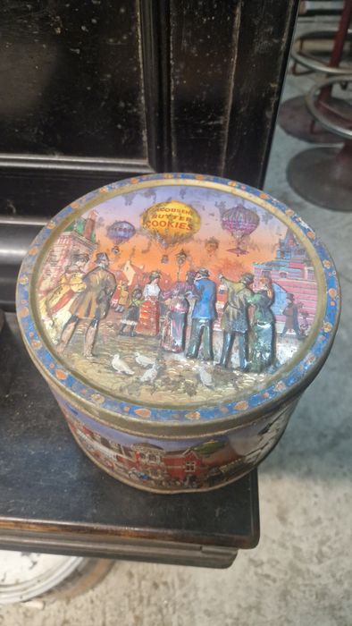 Varias latas litografadas