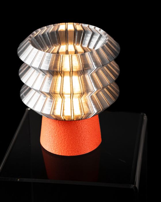 Luminaria de mesa com design escultural moderno