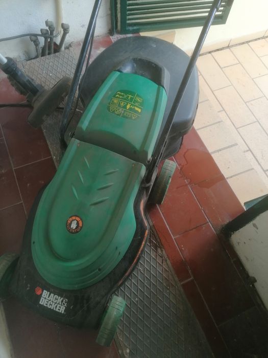 Máquina de cortar e aparar relva