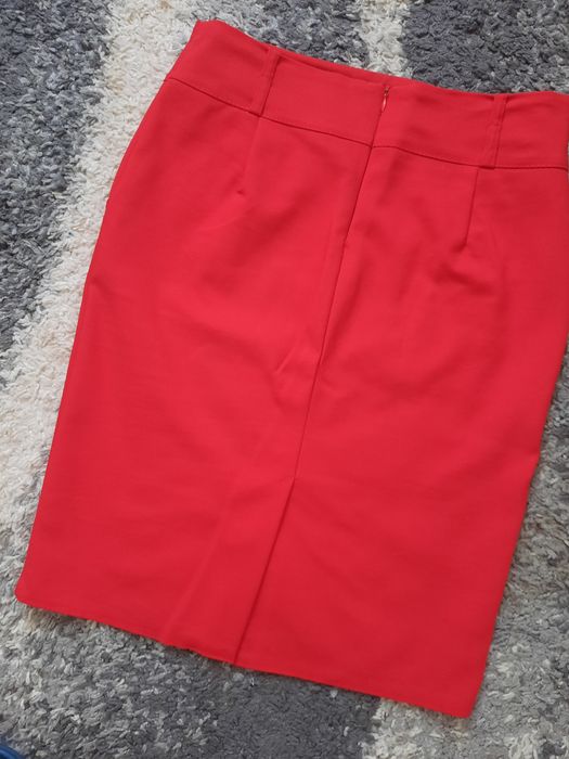 Продам спідницю гарного червоного кольору