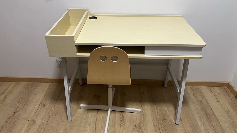 Biurko Beliani Paramaribo i krzeslo Ikea Valfred