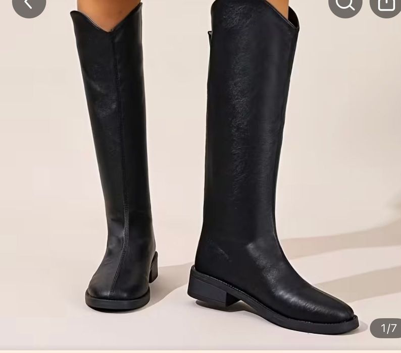 В продажі гарні Чоботи