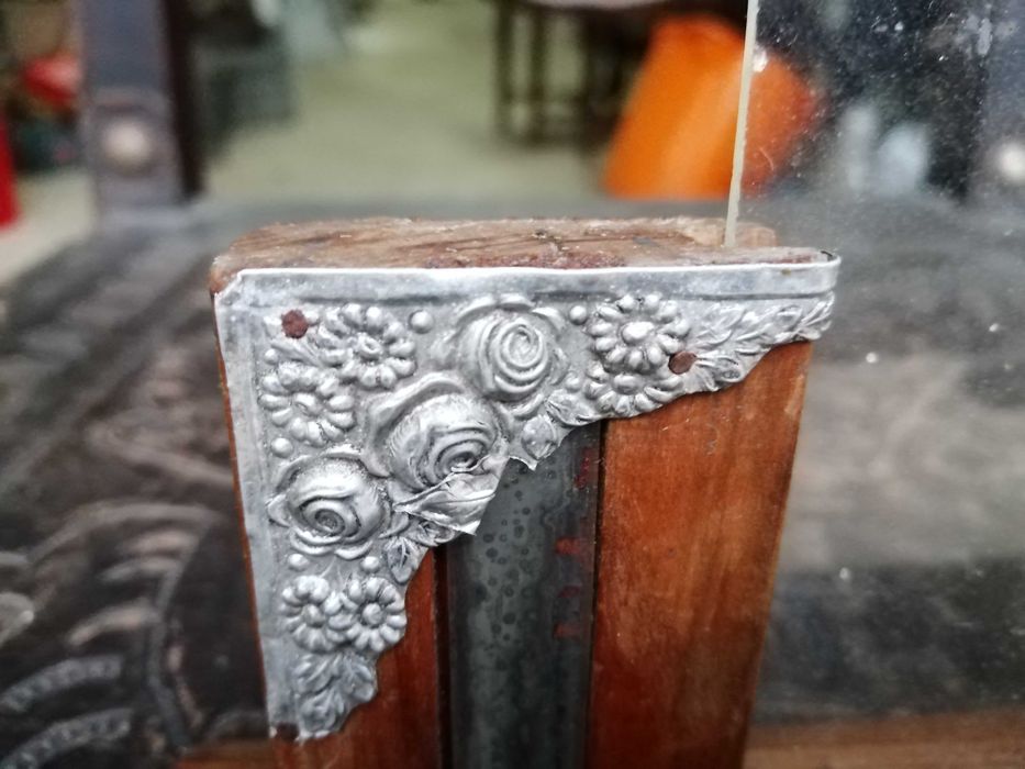 moldura antiga em madeira , metal e vidro , ler anuncio