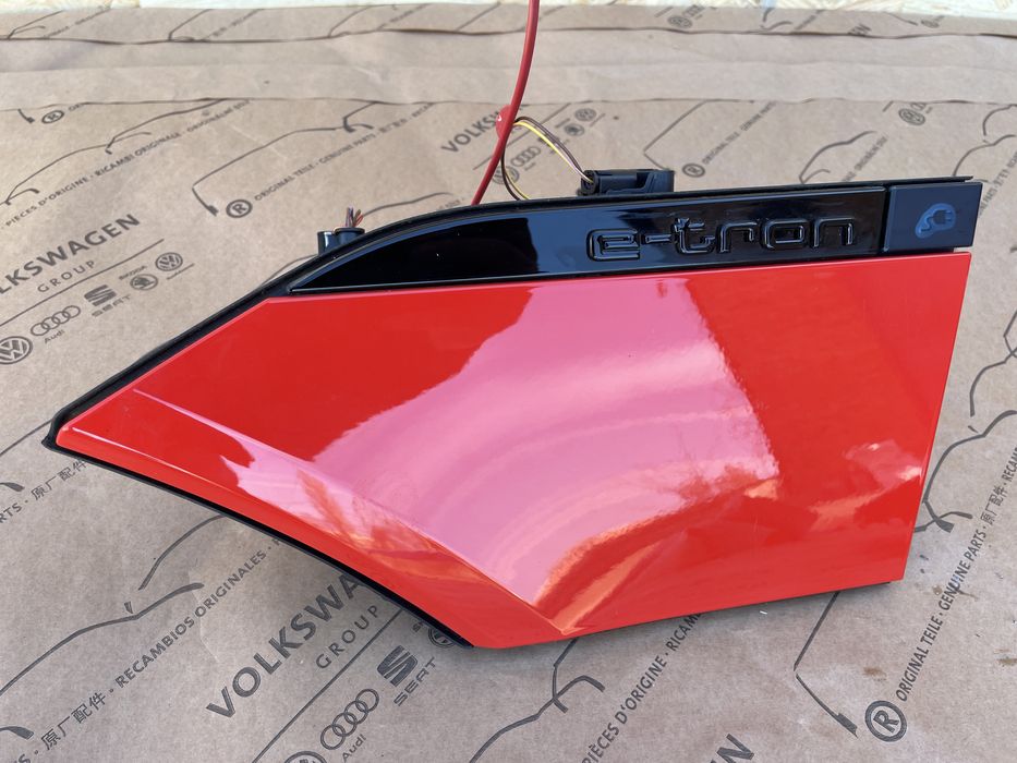 Лючок audi eTron