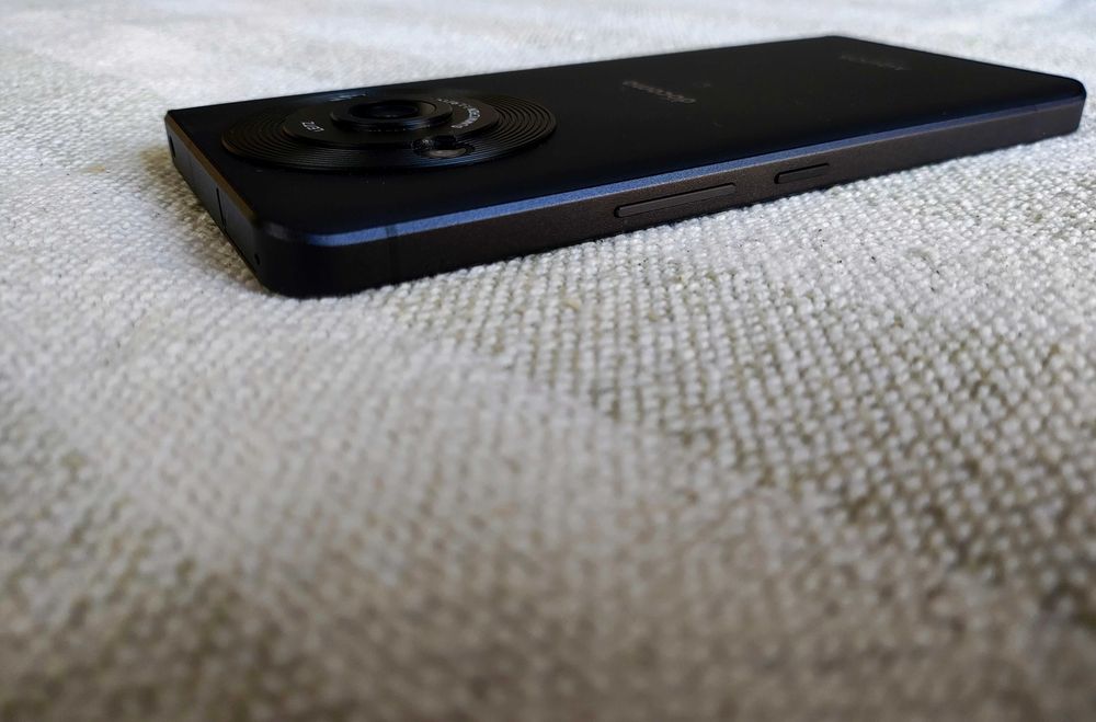Японський смартфон Sharp R8PRO з найкращою 1" камерою від Leica, 2sim