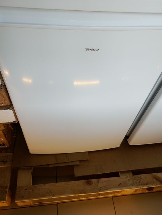 Mini frigorífico marca trisa novo  126 litros