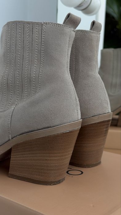 Короткі замшеві ковбойки estro